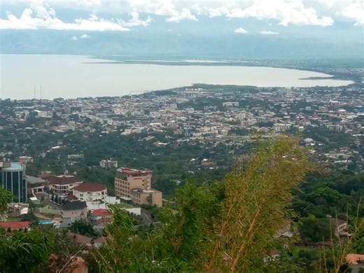 #Bujumbura: Bamwe mu baba mu gisagara ca Bujumbura bavuga ko uno musi gupanga inzu bizimvye cane. Abandi babona ko zitoreka kuduzwa kuko n'ibindi vya nkenerwa bizimvye. Hari n'abibaza aho umugambi wa reta ujanye n'uburaro rusangi ugeze. | Radio-Télévision Isanganiro RTI