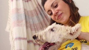O serviço de hospedagem de cachorros feita na residência de Pet Lovers Treinados, chamada de hospedagem familiar é oferecida pela Pet Anjo. A Pet Anjo é a única com certificação internacional de dog walker, pet sitter (cuidador de animais) e primeiros socorros para pets. Todos os Anjos, além de passarem por um rígido processo de cadastro, fazem um treinamento com a Dra. Carol Rocha, médica veterinária fundadora da Pet Anjo, mestre em comportamento animal pela USP-SP. Para encontrar um Anjo para 
