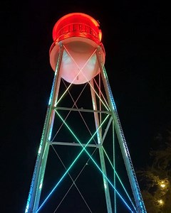 You've been waiting for it. The Gilbert Water Tower is officially lit for the holidays. 😎 🔥 For the first time ever, you can tune your car radio to 88.9 FM to watch the lights show synchronized to holiday music! 🎶 ☃️ 🎄 Happening every half hour from 5:30 - 10:00PM through January 3rd. #LightUpGilbert For upcoming holiday happenings, visit ➡️ glbrt.is/HolidayHappenings | Discover Gilbert AZ