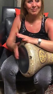 132K views · 1K reactions | Un cours magistral de Darbouka  par cette dame. C'est quand elle nous fait découvrir les différents rythmes que l'on mesure l'étendue et la diversité musicale de notre culture: | Expatriés Algériens aux Etats-Unis | Facebook