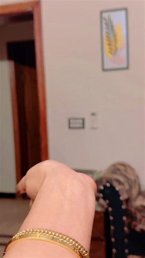 Engaging Hand Video by Fizzz