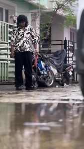 Diwali vedi🧨 mazhai ready🌧️ 🤣 . Ipdi thaan ungalukum feel aguthula Romba vasruham aachi da pattasu vechi oru vedi aasaiya potu polaam nu partha athulaiyum vanthu sandhoshatha kedukuriye da Manasatchi irukuthaa da unaku mazhaiye😡 . #peterk003 #instagood #reels #relatable #funnyreels #trendingreels #seniyoo #acting #diwali #happydiwali #festival #crackers #fyp #viral #rain | Peter K
