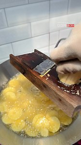 Bikin Keripik pisang Rasanya manis terbalut Gula yang mengkristal renyah #ResepMasakan #keripikpisang | Cecepet Makanan