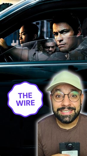 Luke Monteiro on Instagram: "Aquele tipo de série que quando alguém assiste sempre coloca pelo menos no top5. Série: The Wire Ano: 2002 Elenco: Dominic West, John Doman, Idris Elba, Frankie Faison, Lawrence Gilliard Jr., Wood Harris Sinopse: Um grupo de policiais e detetives tenta combater o mundo do tráfico em Baltimore, liderado pelo perigoso Stringer Bell (Idris Elba). Eles têm como principal "arma" no combate as escutas telefônicas."