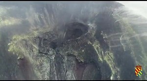 Son las primeras imágenes del centro de emisión principal del #volcán de La Palma que en el día de ayer, como en dos ocasiones anteriores, ha dejado de emitir lava y su actividad se ha desplazado al cono secundario Durante la tarde de ayer hubo gran emisión de lava a los distintos canales, produciéndose el desborde de uno de ellos en la zona alta de #Tacande 📹 Unidad Militar de Emergencias Accede a toda la información: https://rtvc.es/ Puedes seguir el informativo en directo en este enlace: htt