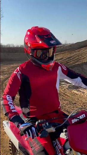 The new Desmo450 MX is designed to offer absolute freedom of movement, with fluid surfaces.