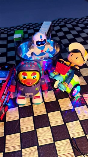 bebek astronot goyang bareng