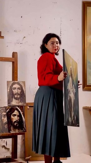 Jesus, with open arms, welcomes us with absolute love. His white robe is shining and reflecting the light of the divine. From above, the Holy Spirit descends upon Him, marking the connection between heaven and earth. The mystical atmosphere, with deep shades of blue and gold, envelops the scene in a sense of infinite peace and transcendence. It is a painting that is not only contemplated, but experienced. In any space, its presence transforms the environment, reminding us that Jesus is here, wit