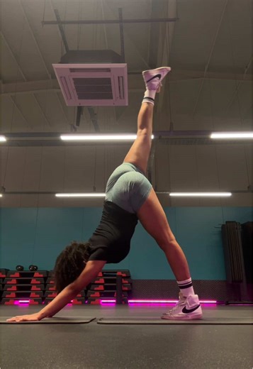 little stretching montage🤸🏾‍♀️ #gymnastics #splits #gym #yoga #flexibility