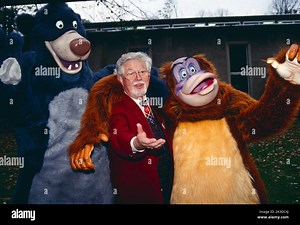 Klaus Havenstein, deutscher Schauspieler, Kabarettist, Moderator, Hörspielsprecher, Synchronsprecher, er ist die Stimme von Balu, dem Bären, Fototermin anlässlich der Veröffentlichung des Videos: Das Dschungelbuch, Deutschland, 1993. Klaus Havenstein, German actor, cabaret artist, moderator, Radio play speaker, voice actor, he speaks the part of Balou the Bear, photo session on the occasion of the release of the video: The Jungle Book, Germany, 1993 Stock Photo - Alamy