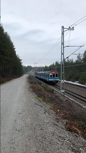X10P 221, UBp 820 och UBxp 146 passerar mellan Rydbo - Täljö #trainspotting