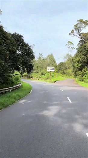 Simpang jalan ada 2 jalur tapi 1 tujuan ke Tawangmangu klau dari arah magetan,ambil kiri tidak ada tanjakan klau ambil kanan ada sdikit tanjakan dan jalan tidak lebar,tetap hati2 d jalan#dalantembus #saranganmagetan #dalantembussarangan #tawangmangu