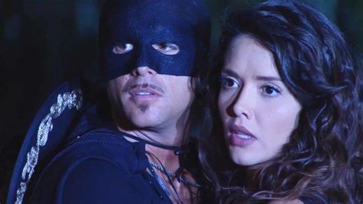 260K views · 8K reactions | Se enamora de un forajido 力 El Zorro escapa de los soldados de la Corona junto a Esmeralda 力 #Zorro #romance #amor | Zorro: La Espada y La Rosa | Facebook