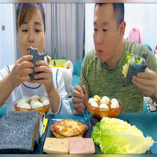 🤣 Try Not To Laugh Challenge While Eating Fried Noodles & Pork Belly #fblifestyle #FunnyFamily #FamilyFun #EatTogether #FamilyTime #FoodFun #YummyTime #LaughTogether #FamilyLaughs | Yummy ASMR