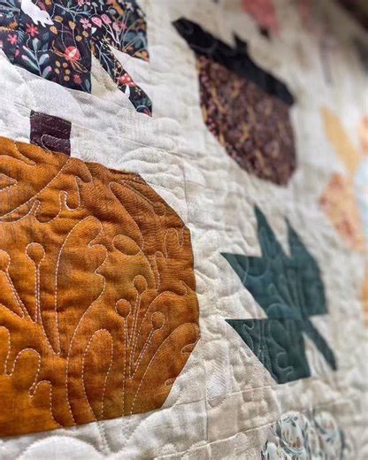 🍂 Fall Forest feels like Thanksgiving stitched into a quilt. Golden pumpkins, acorns, maple leaves — it’s all the cozy gratitude moments… family, pie in the oven, full hearts around the table. If fall to you means slowing down, giving thanks, and creating beauty for your home — this quilt belongs in your season. This quilt is called “Fall Forest” by Coach House Designs. Limited Kits are available. #pineneedlesutah #coachhousedesigns #fallquilt #givethanks #pumpkinsandacornsquilt | Pine Needles 