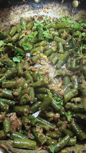 श्रावणी घेवड्याची भाजी बनवताना | Shravani Ghevdyachi Bhaji Process | Marathi Village Style Cooking