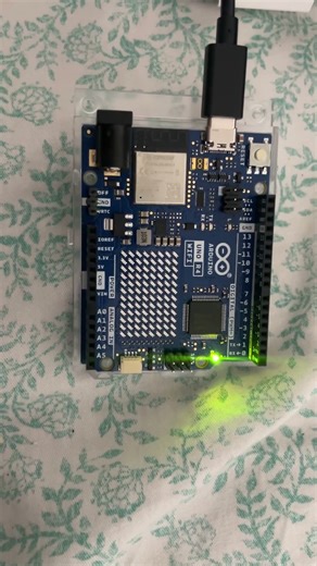 Arduino R4 wifi flashing LED