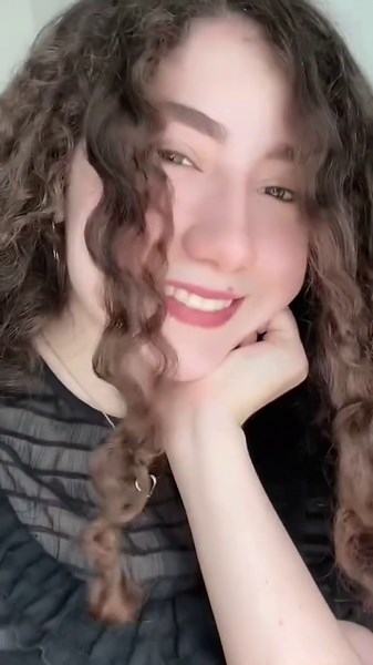 ¡Desafío de colores invertidos! Dibujando a Mei Lee de Turning Red en opuestos