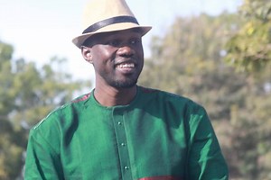 Ousmane Sonko, le "Patriote" Depuis l’arrestation d’Ousmane Sonko, principal opposant politique au président Macky Sall, le mercredi 3 mars, manifestations et émeutes se sont multipliées à Dakar et dans plusieurs villes du pays. Si des responsables de la majorité présidentielle répètent qu’il revient à la justice de trancher cette affaire privée, Ousmane Sonko continue de dénoncer un complot politique. L’affaire agite le Sénégal depuis un mois et cristallise les frustrations politiques, économiq