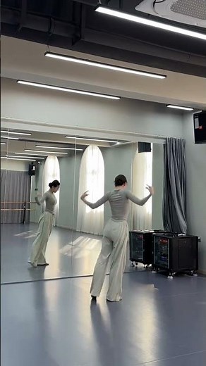 Unlock Your Dance Moves: Mirror Dance Tutorial - Slow Motion Tips Inside