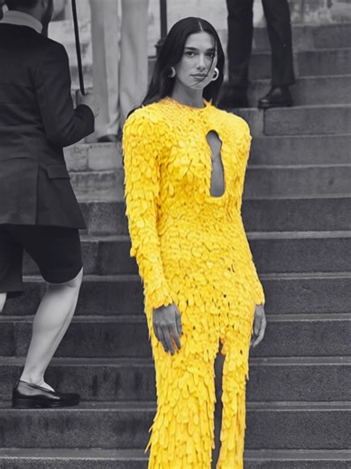 Breaking: #DuaLipa in #Fame in #Yellow 💛 Iconic #Fashion Energy #foryoupage When Dua Lipa wears yellow, it’s pure main-character energy 💛✨ Bold, confident, and iconic — these yellow dress moments define modern pop-star style. Follow for more celebrity fashion, aesthetic edits, and iconic looks.