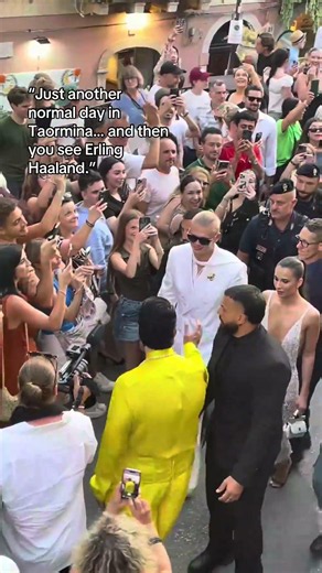 HAALAND aparece en SICILIA junto a su novia en un evento de Dolce & Gabbana