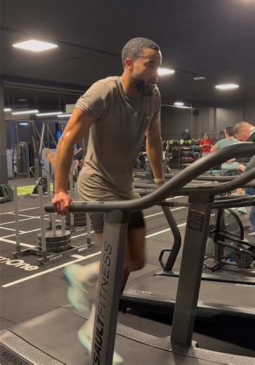 Veel mensen denken dat dit gewoon een loopband is. Maar dat is het niet. Een normale loopband beweegt voor jou door een motor. Bij een curved treadmill (zoals een Skillmill) beweeg jij de band zelf. Dat betekent: • Je bepaalt zelf je snelheid • Je moet meer kracht leveren vanuit je benen • Je loopt automatisch efficiënter Daardoor voelt het vaak ook meteen een stuk zwaarder dan een normale loopband. Voor mijn laatste HYROX heb ik deze ook gebruikt tijdens mijn Hyrox simulatie. Mijn simulatie ein