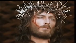 Robert Powell, el actor que casi muere interpretando a Jesús en la cruz