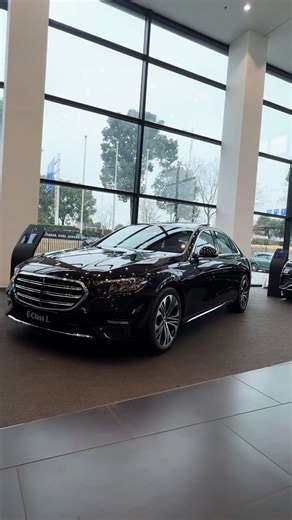 🚀 The Mercedes-Benz E300 L: The Ultimate Executive Luxury Sedan, Redefined. ✨ ⚙️ Confident Performance: Powered by a 2.0T engine with a 48V Mild-Hybrid system, delivering 258 HP (190 kW) and smooth acceleration. The 2025 model achieves 0-100 km/h in 6.6 seconds. 🛋️ Executive Rear Sanctuary: The defining feature is its 3094mm long wheelbase, offering limousine-level rear legroom. It includes over 10 exclusive upgrades like power-adjustable rear seats with calf rests and heating functions. 🧠 Cu