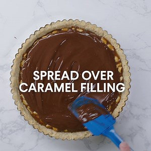 This caramel snickers tart is a refined take on the classic snickers bar, featuring layers of salty peanuts, caramel and chocolate. See the full recipe here: https://aol.it/2OdaVEh | In The Know Cooking