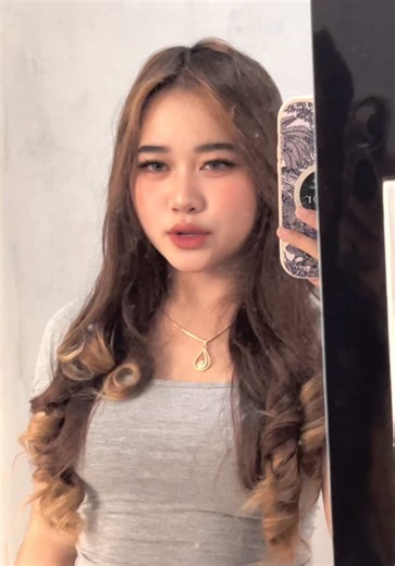 Stunning Sundanese Models Showcase Breakbeat Dance