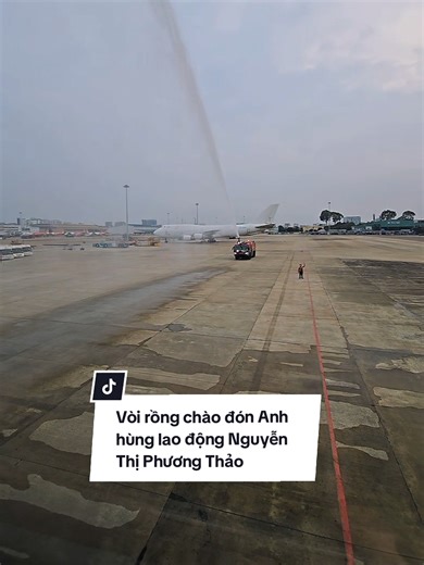 Chuyến bay đặc biệt chở Anh hùng lao động Nguyễn Thị Phương Thảo được vòi rồng chào đón tại Tân Sơn Nhất. Mấy nay không khí TP Hồ Chí Minh bụi mù mịt quá #Vietjet #aviation #NguyenThiPhuongThao