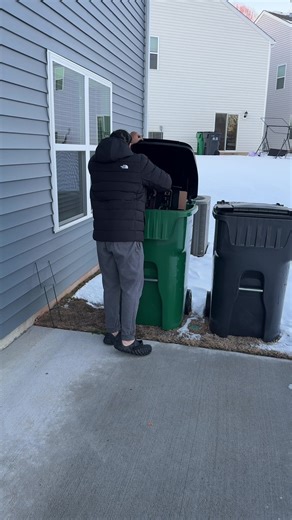 Go ahead and put that @LEGO box in the recycle bin #lego #box #recycle #afol