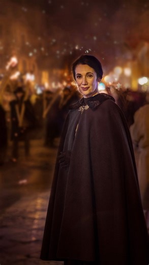 Il cibo è tradizione per noi, la cucina italiana è stata riconosciuta come patrimonio dell’Unesco e per Pasta La Molisana la cultura del territorio non è solo una storia da raccontare, ma un’esperienza quotidiana da vivere. Per questo sono andata in Molise, ad Agnone, per partecipare alla ’Ndocciata, vestita con la tradizionale cappa nera che fino agli anni ’60 era preparata in casa con la lana cotta. Ho camminato tra le vie del borgo in mezzo al fuoco che incendia la notte. Le ’docce (in dialet