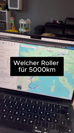 2.274 Kilometer und wir rocken das wieder mit den Rollern! 🛵💨 Letztes Jahr von Nürnberg nach Mallorca und zurück, dieses Jahr legen wir noch einen drauf. Hier sind meine Top 3 Roller-Empfehlungen für die Tour: Piaggio Hexagon 250 für den Kasten Bier im Gepäck, Yamaha Majesty 250 für den soliden Klassiker und der Suzuki Burgman 400 als Luxusliner mit allem Komfort. Wer Lust hat, springt einfach noch auf – alle Infos gibt’s bei @RollerRausch. Let’s roll! 🎉