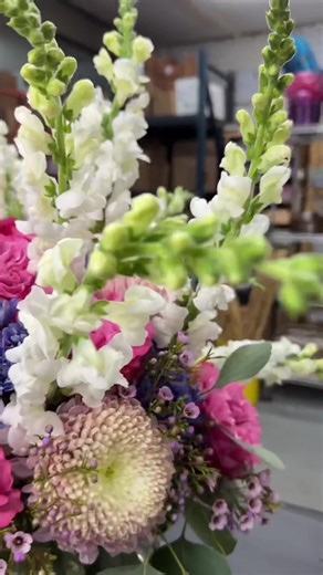 Check out our take on the Asoka trend with beautiful Juliet flowers! Huge shoutout to Elvis from Lola's Boutique Floral for teaming up with us on this awesome arrangement 🌸🫶 . . . . . . . #asoka #asokatrend #asokasong #flowers #floralinspo #floralarrangements #floraldesign