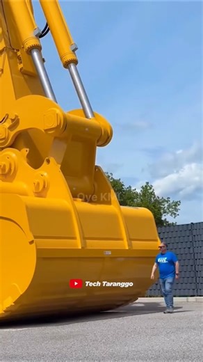 The World’s Biggest Excavator Makes People Look Like Ants! #demoliton #lumpers #diggerattachments
