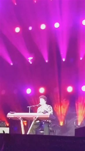 @brunomars singing “Sukiyaki” in English on piano 🎹 I love it that Bruno always does something special for the country where he performs 🥰 📍Kyocera Dome Osaka in Japan 🇯🇵 📅 October 22, 2022 𝐀𝐛𝐨𝐮𝐭 𝐭𝐡𝐞 𝐬𝐨𝐧𝐠 “𝐒𝐮𝐤𝐢𝐲𝐚𝐤𝐢” The song “Sukiyaki”, originally called “Ue o Muite Arukō” (Japanese: 上を向いて歩こう, “I Look Up as I Walk”), alternatively titled “Sukiyaki”, is a song by Japanese crooner Kyu Sakamoto, first released in Japan in 1961. “A Taste of Honey” released a cover of this s