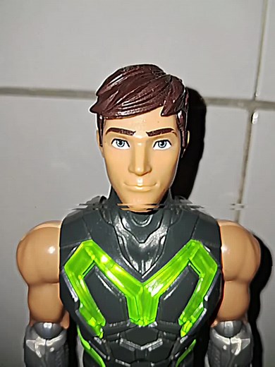 Max Steel Invencível: Edições e Personagens