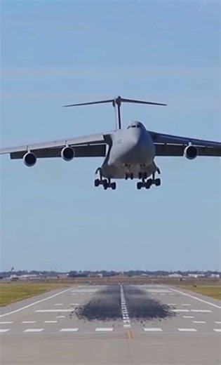 C-17 Globemaster Smooth Landing and Controlled Runway Rollout ✈️ #aircraft #airplane #aviation