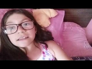 Niña muestra su piesa