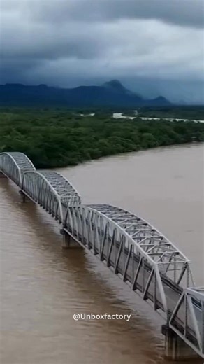 THE BRIDGE THAT SURVIVED — BUT LOST ITS RIVER The Choluteca Bridge in Honduras became world-famous after Hurricane Mitch in 1998. Built to withstand extreme weather, the bridge survived the storm structurally intact. However, the hurricane’s catastrophic flooding rerouted the Choluteca River entirely — leaving the bridge standing over dry land. Important Details: • Built before Hurricane Mitch • Storm struck in 1998 • Bridge remained structurally undamaged • River permanently changed course • Ov