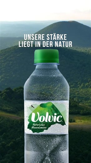 Erlebe die einzigartige Mineralisierung von Volvic, gefiltert durch sechs Schichten Vulkangestein. 💚​ ​ Genieße Tropfen für Tropfen puren Geschmack! 💧 | Volvic