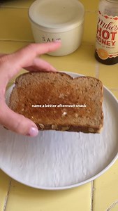 Because everything is better with a little ✨spice✨ what’s your favorite toast combo? @mikeshothoney #healthysnacking #healthysnackideas | Joslyn Kramer