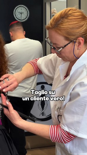 Oggi una nostra studentessa ha lavorato su un cliente vero 😍 Era molto emozionata, ma tutto è andato per il meglio! 𝙰𝚌𝚌𝚊𝚍𝚎𝚖𝚒𝚊 𝙶𝚎𝚗𝚎𝚜𝚒𝚜 ✂ ᴄᴏʀꜱɪ ᴘʀᴏꜰᴇꜱꜱɪᴏɴᴀʟɪ ᴅᴀʟ 1989 ✨Riserva il tuo posto per il prossimo corso 📞063386660 | 3384696230 #accademiagenesis #accademiaparrucchieri #accademiaroma #scuolaparrucchieri #corsiprofessionali | Accademia Genesis