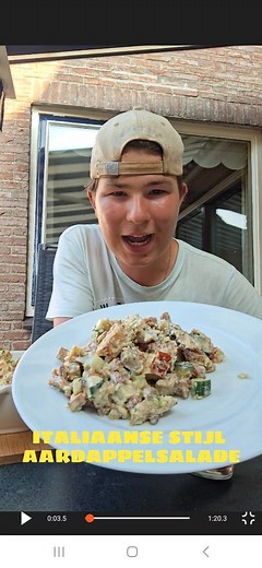 ITALIAANSE STIJL AARDAPPELSALADE 🇮🇹🥔🥗 | Recept 👇 Omdat de vorige aardappelsalade bij jullie erg goed in de smaak viel, heb ik een leuke en lekkere variatie hierop gemaakt. De aardappels gaan in de oven, zodat ze lekker knapperig worden. Ik gaf er een Italiaanse twist aan door er Italiaanse Ingrediënten en smaakmakers bij te doen. Deze salade wil je echt op tafel zetten bij een bbq of gewoon als hele maaltijd! Recept 🌟 8,5 ⏳️ 70 minuten 👨‍🌾 4/5 personen (gerekend als hele maaltijd) Ingred