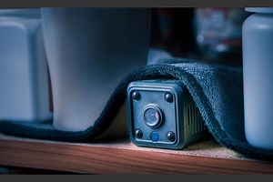 ¿Te están grabando? El truco para saber si hay cámaras en un hotel