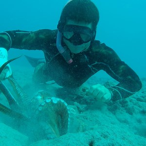 2.8M views · 57K reactions | Holding our breath to catch dinner in Hawaii! | Ryan Myers Spearfishing | Facebook