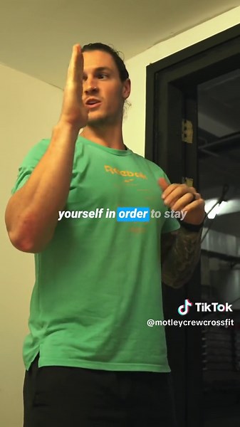 HUMANS OF MOTLEY 🍌🤸‍♂️☕️ In this episode👇 - @steves12 tried the new @reeboksouthafrica #nanox3 - @eringoodman_ makes a feature (where’s our challah!? 🍞) - Seaboard gets a facelift - @cj_ward92 shares his back squat tips - new @mottledapparel - #motleymashup bloopers - and more 🎥 @rawbokeh 👍 like ✍️ subscribe 🤝 comment #beYOURbetter #humansofmotley #reeboksouthafrica #crossfit #capetown