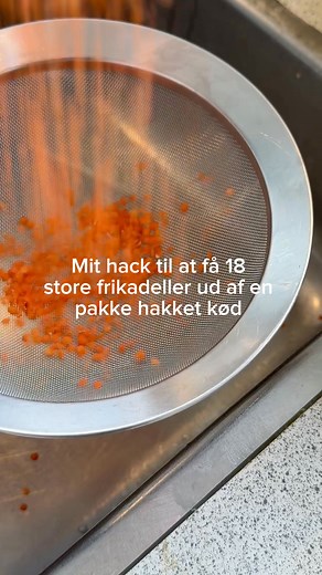 668K views · 1.5K reactions | Jeg er begyndt at eksperimentere lidt med bælgfrugter. Især fordi kød er blevet så dyrt. Ved at komme røde splitlinser i frikadelle farsen fik jeg 18 store frikadeller af en portion med 500 g hakket kød. Opskrift i kommentarfeltet  | Madmusen | Facebook